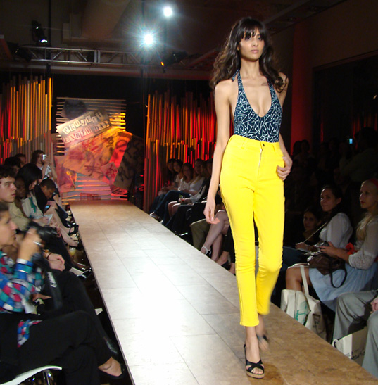 The Scoop on High-Waisted Jeans